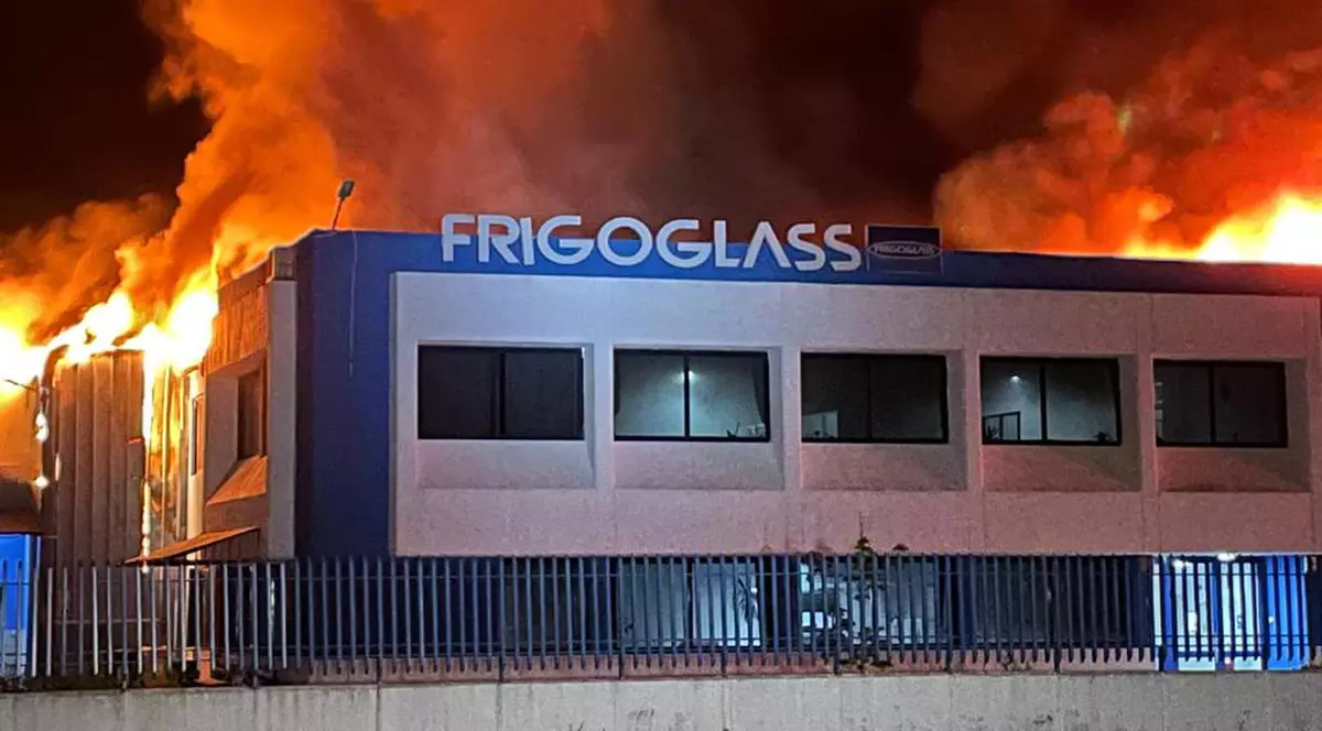Incendiu la o fabrică cu substanțe periculoase din Timiș. Au intervenit pompierii din 4 județe