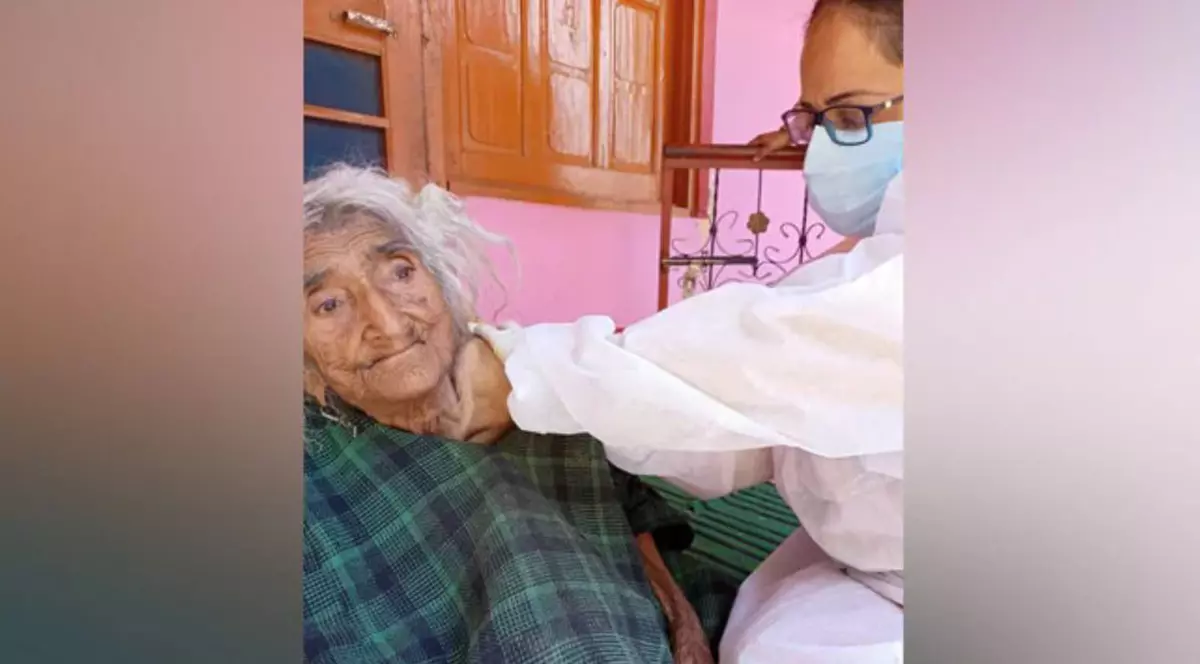 Cea mai în vârstă femeie din lume, de 124 de ani, s-a vaccinat împotriva Covid