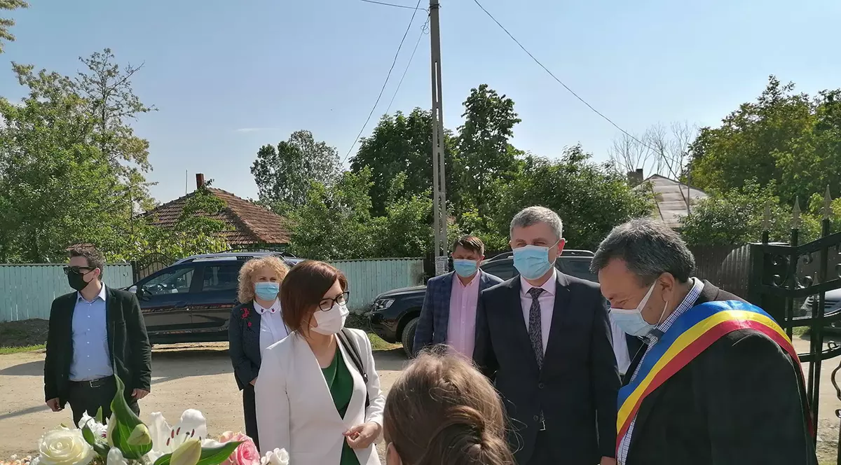 Primită cu pâine și sare la maratonul vaccinării dintr-un sat vasluian, Ioana Mihăilă îl laudă pe primarul PSD: „A reușit să mobilizeze cetățenii”
