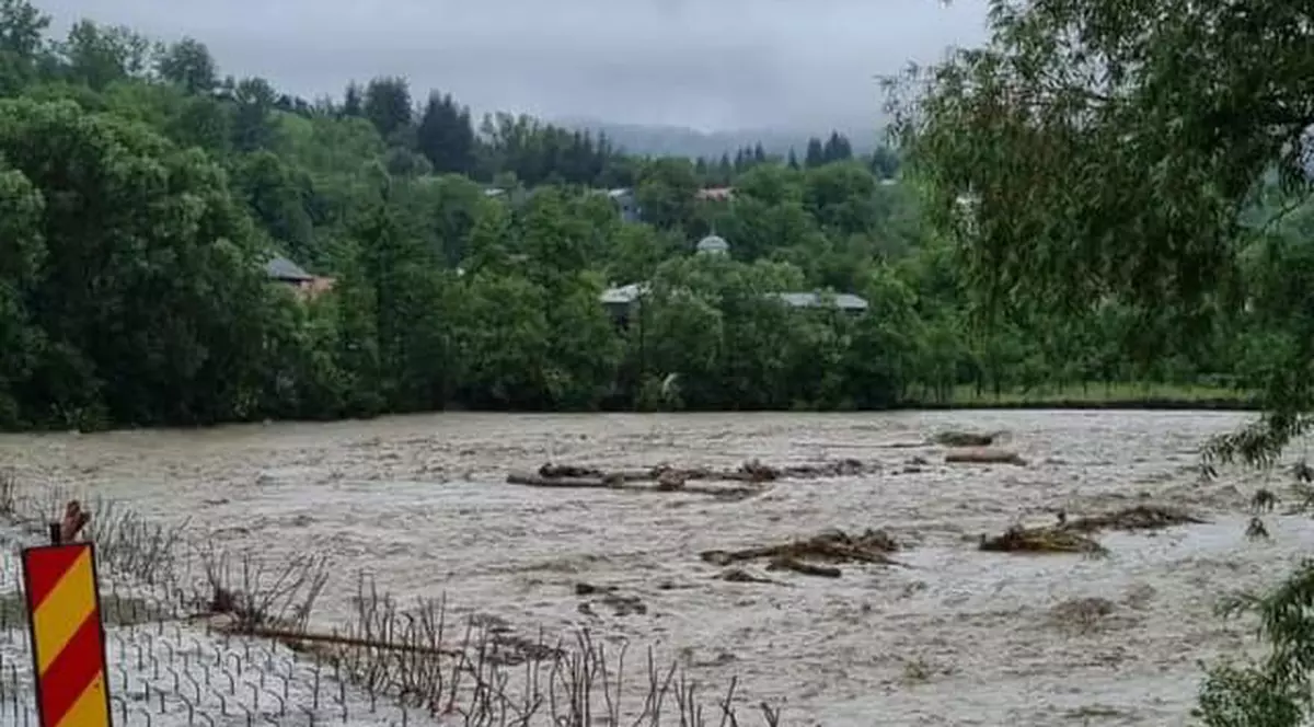 Cod roșu de inundații în județul Vrancea, până duminică dimineață