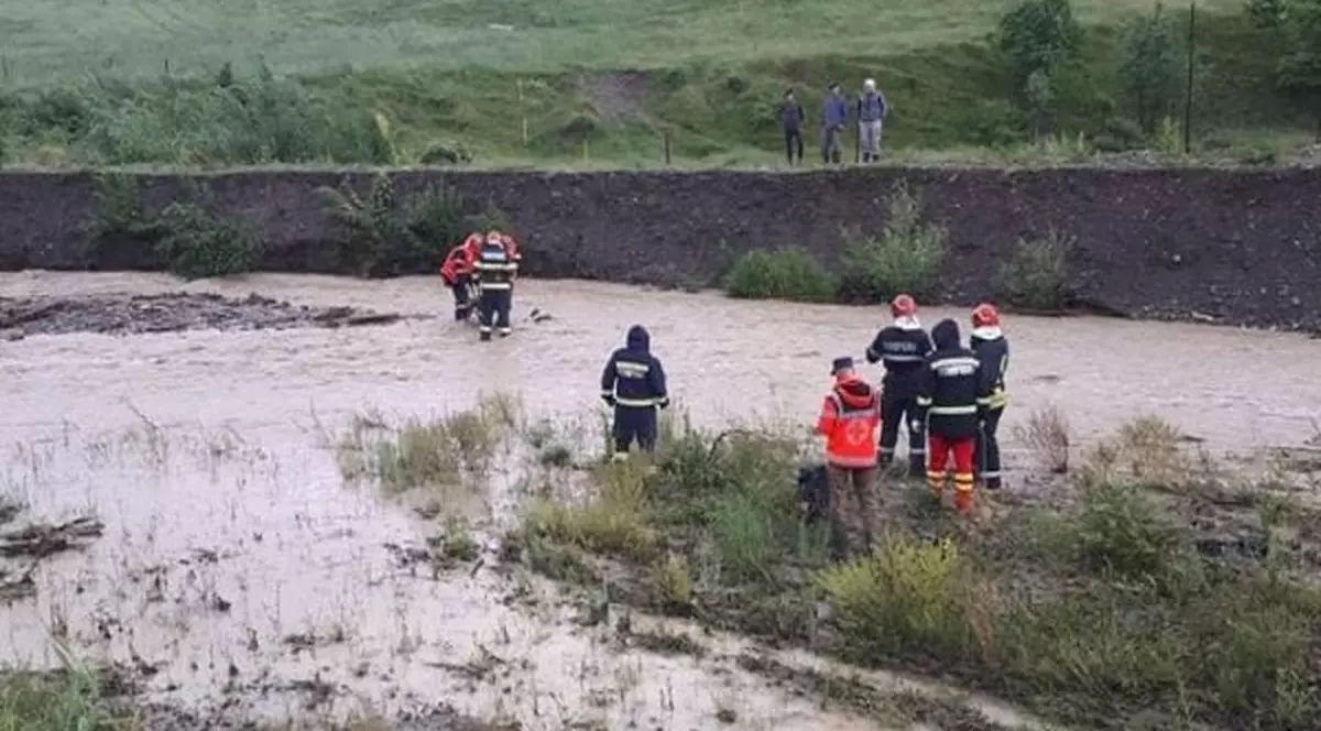 Codul roșu de inundații pe râuri din Tulcea, prelungit. Noi coduri emise pentru Galați, Caraș-Severin şi Mehedinți