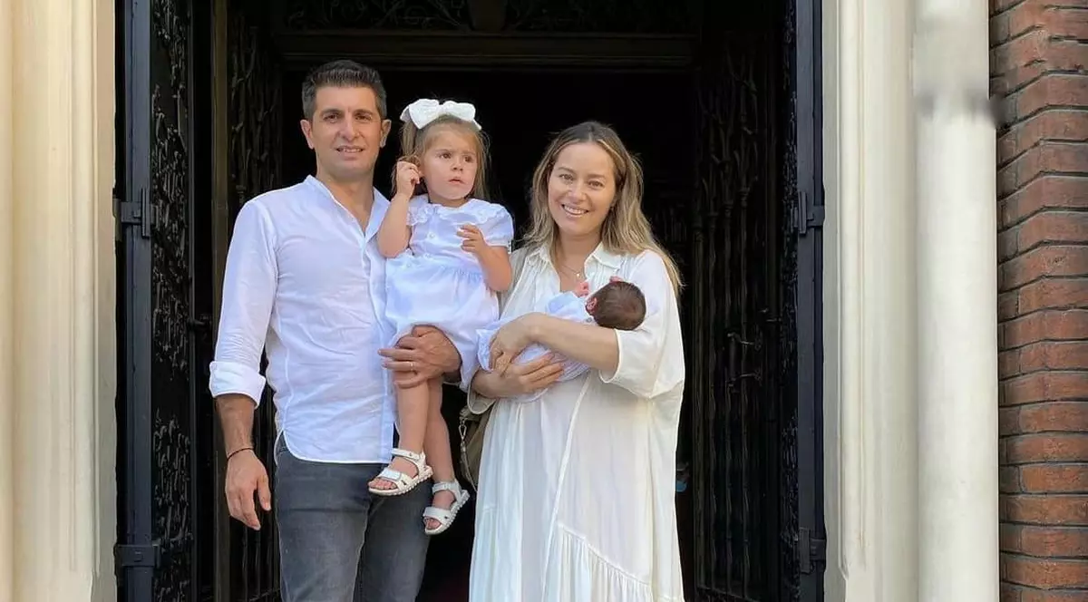 Laura Cosoi s-a fotografiat alăptându-și fata cea mică. „Așa pierzi 500 de calorii pe zi”