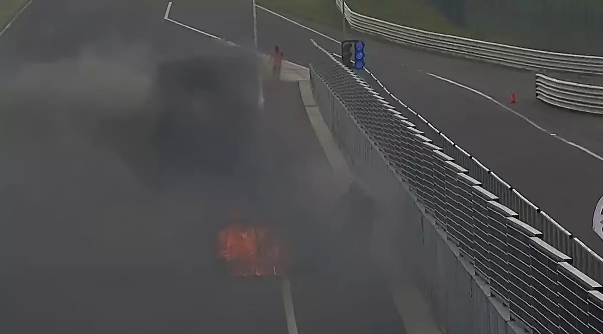 Mașină în flăcări