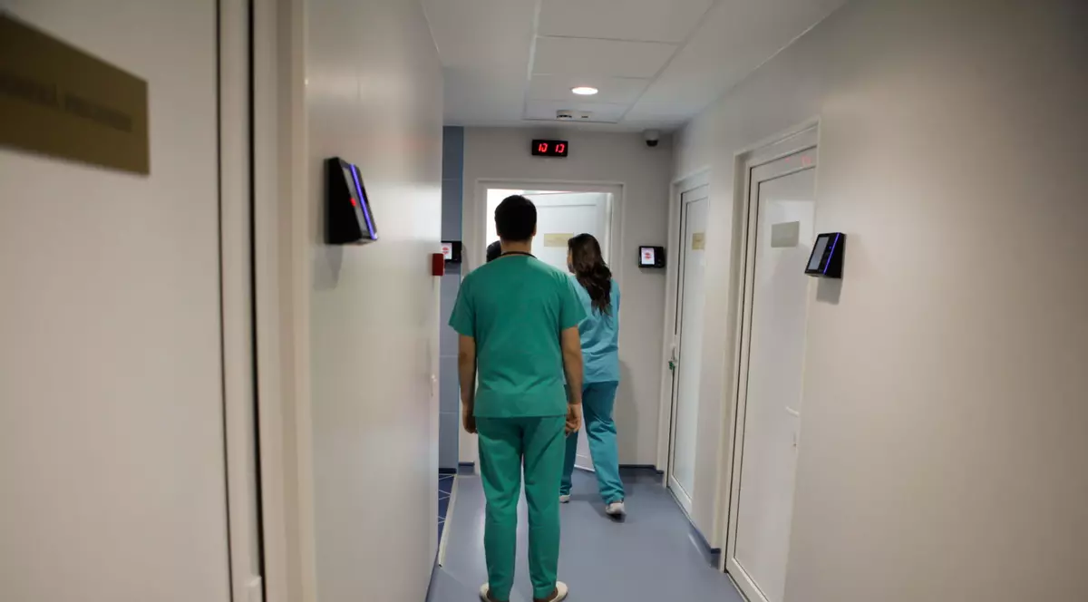 Spălătura pe creier a generației mele, 40-50 de ani: nu ne place sistemul public de sănătate, dar vom muri în case pentru că n-avem bani de cel privat