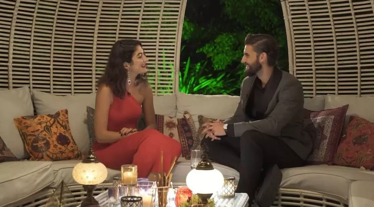 Cine este Melissa Azak, finalistă „Burlacul” 2021. Are 28 de ani și s-a născut în Franța