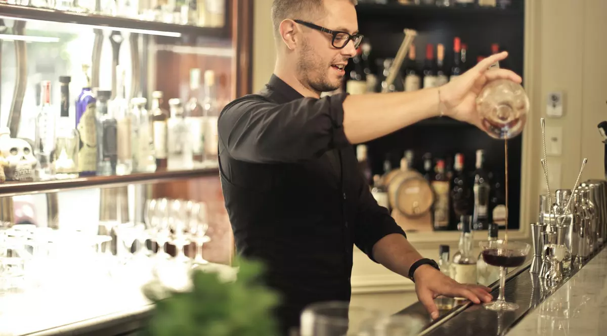 (Publicitate) 5 rețete de cocktailuri populare pe care trebuie să le cunoști