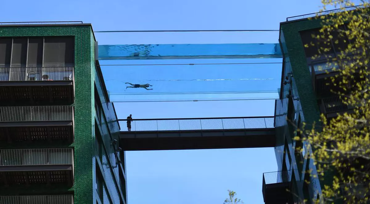 Sky Pool, piscina-unicat construită la 35 de metri înălțime, a fost deschisă iubitorilor de înot