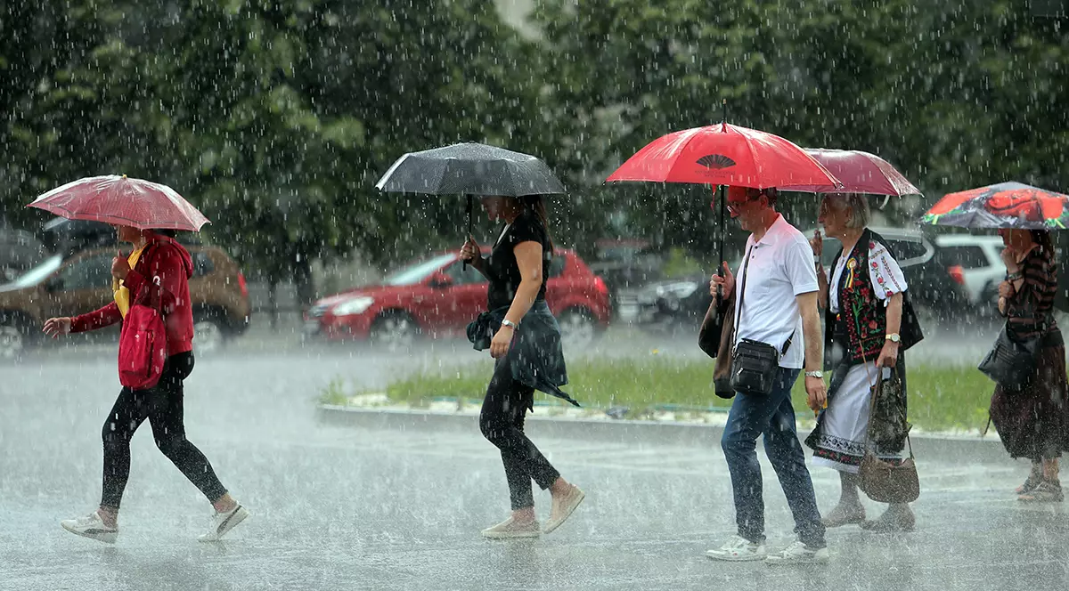 Cod galben de instabilitate atmosferică accentuată în cinci judeţe. Cum va fi vremea în București