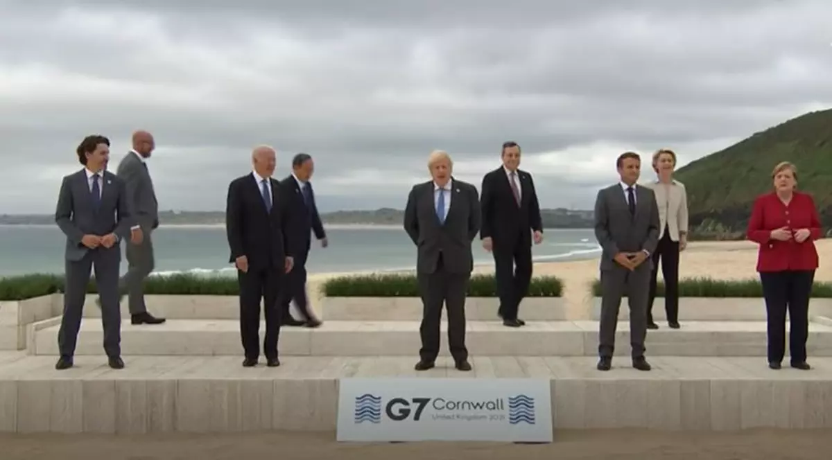Liderii grupului G7, fotografie de familie în deschiderea summitului. Prima doamnă a SUA: „Mă simt ca la nuntă”