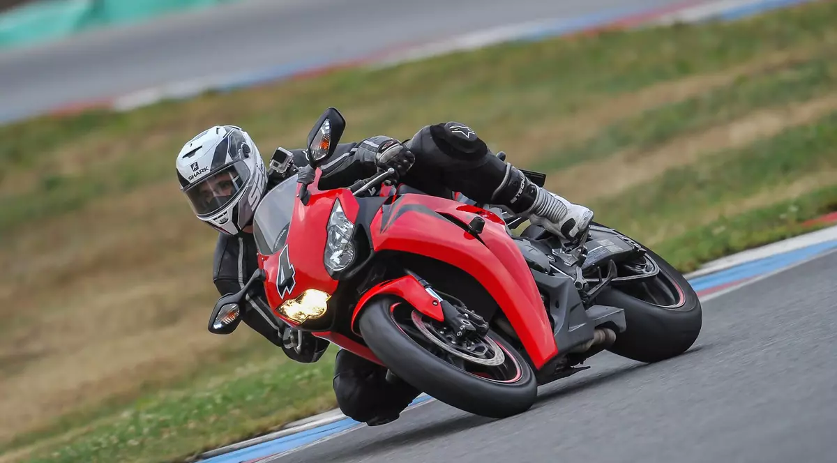 (Publicitate) Moda cizmelor moto