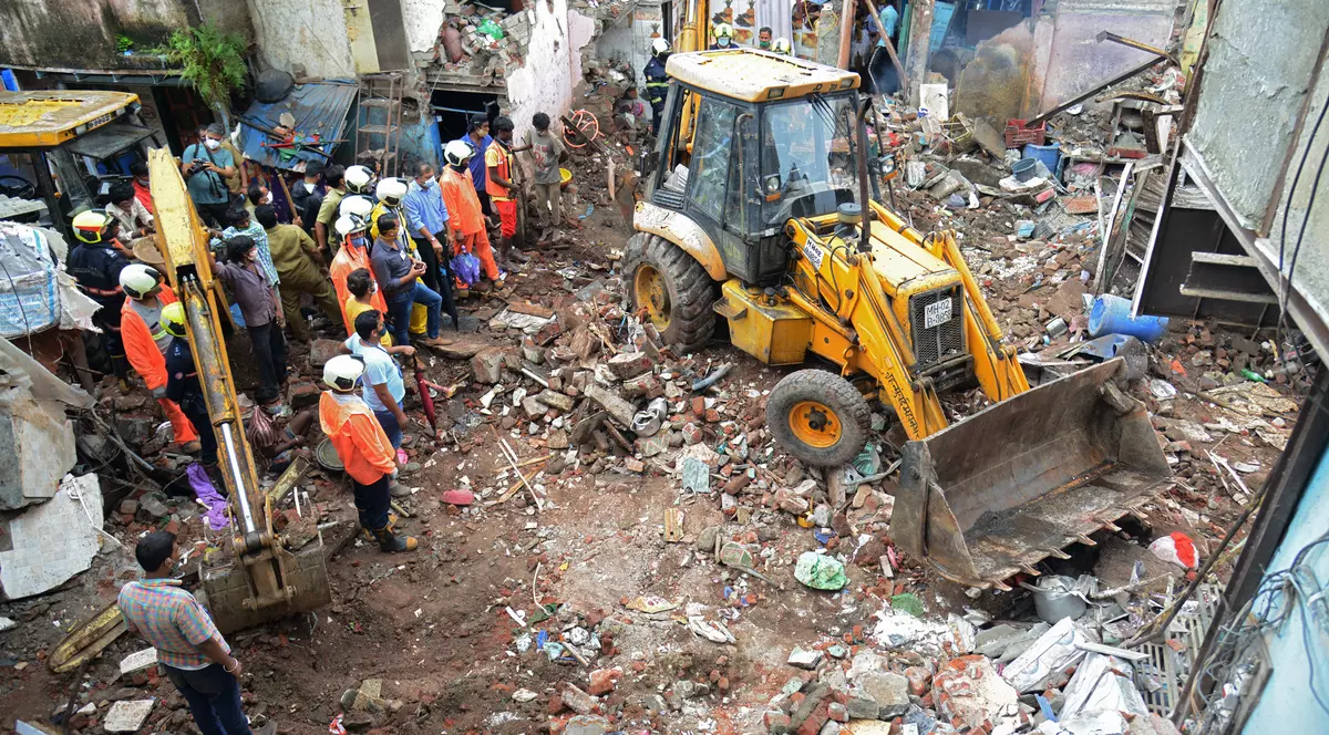 O clădire cu trei etaje s-a prăbușit în Mumbai. Cel puțin 11 morți, printre care 8 copii