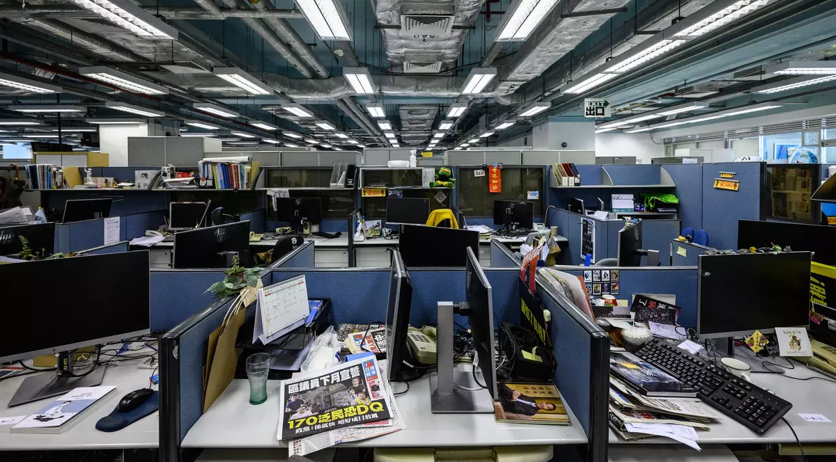 Ziarul pro-democrație din Hong Kong, numit de oficiali drept ”organizație infracțională”, anunță că se închide