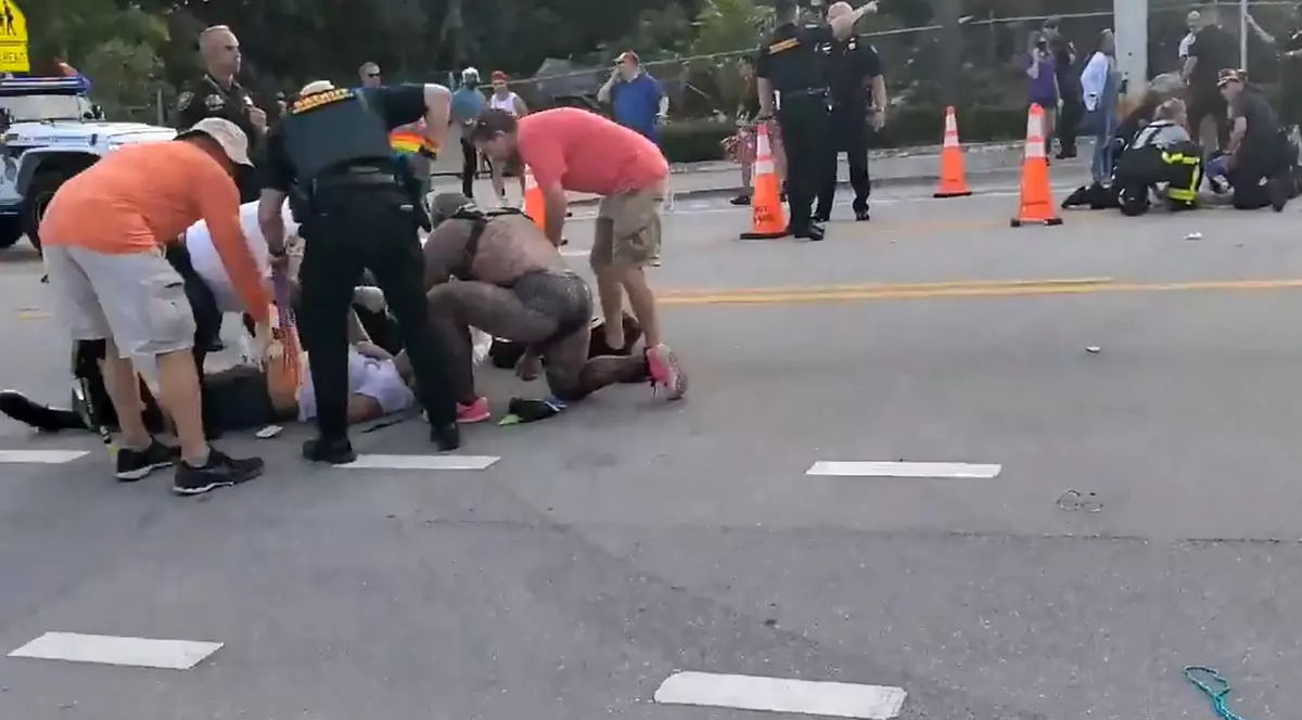 Cel puțin o persoană a murit, după ce o camionetă a intrat în oameni la o paradă LGBT, în SUA