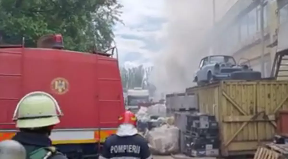 Incendiu la un centru de colectare a deșeurilor din sectorul 6