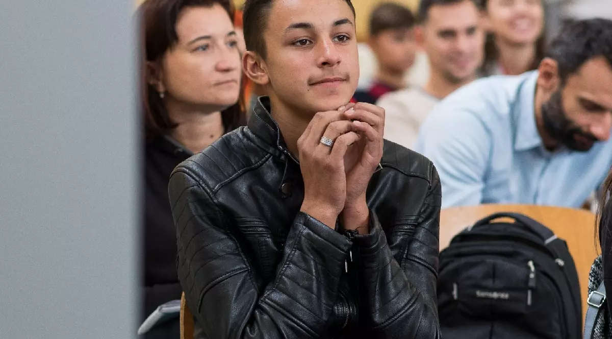 În pandemie, Răducu, un elev de clasa a X-a, a umblat prin tot satul ca să convingă vecinii să-și dea copiii la liceu: „Am înscris vreo 15”