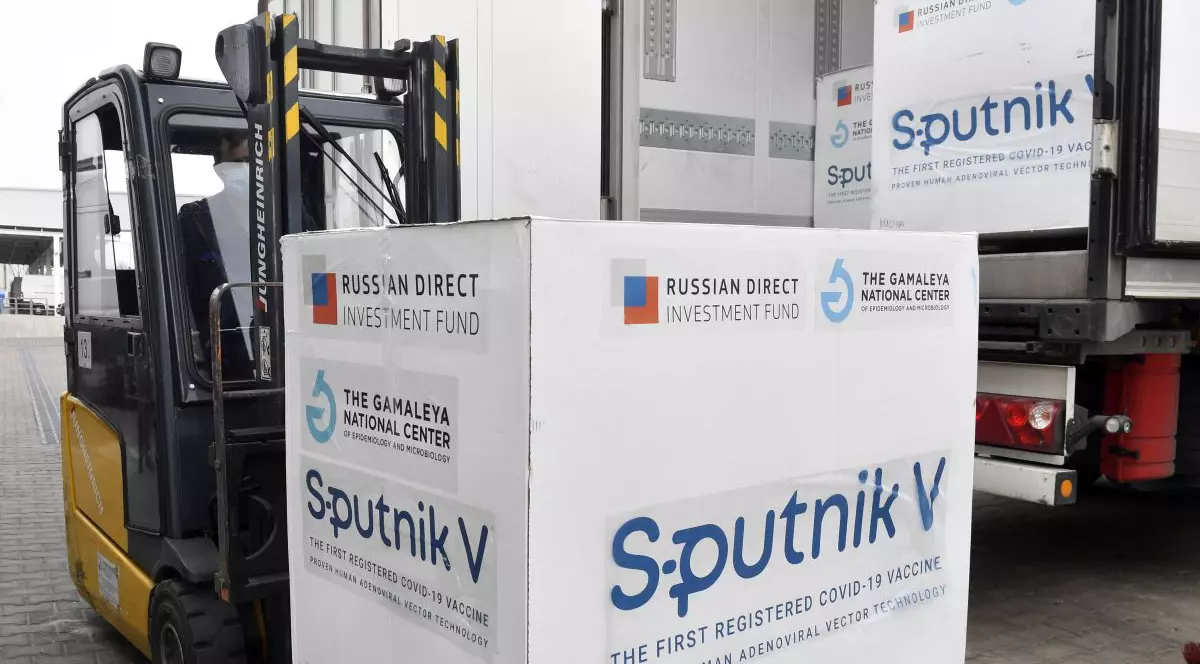 Majoritatea rușilor refuză vaccinul produs și exportat în toată lumea de Moscova. Reticența lor începe să alimenteze un nou val COVID