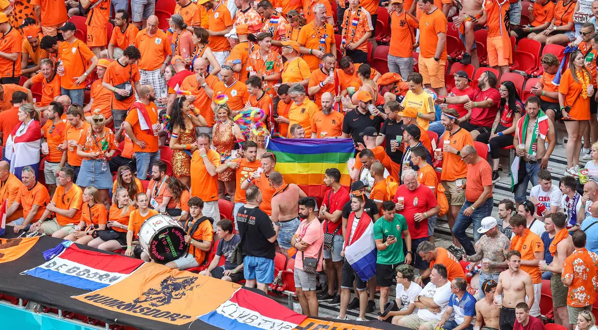 Poliția ungară a confiscat steagurile LGBT ale suporterilor, înaintea meciului Olanda-Cehia de la Euro 2020