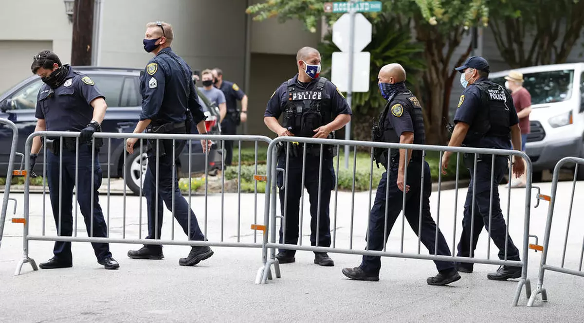 Atac armat în Texas. Cel puţin 13 răniţi. Poliția îl caută încă pe atacator