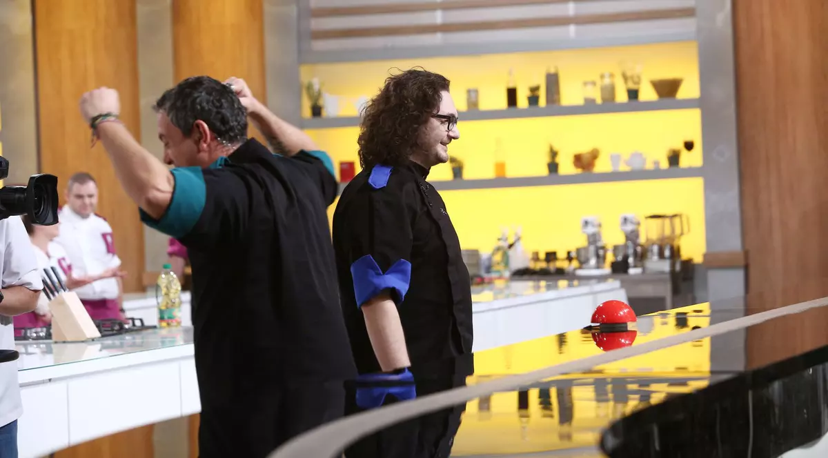 Ultima confruntare pe echipe la „Chefi la cuțite”, sezonul 9. La finalul ediției se vor afla semifinaliștii