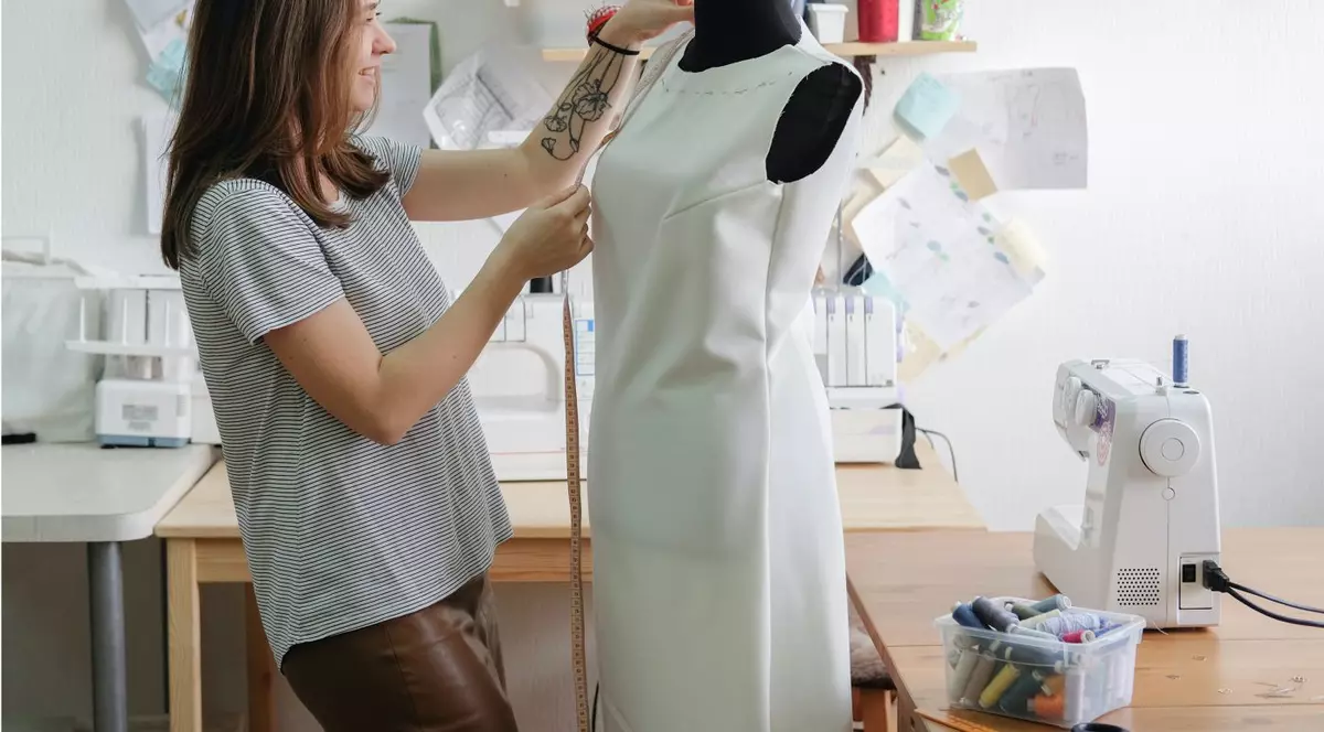 (Publicitate) 10 unelte și accesorii indispensabile pentru a începe un atelier de croitorie de la zero!