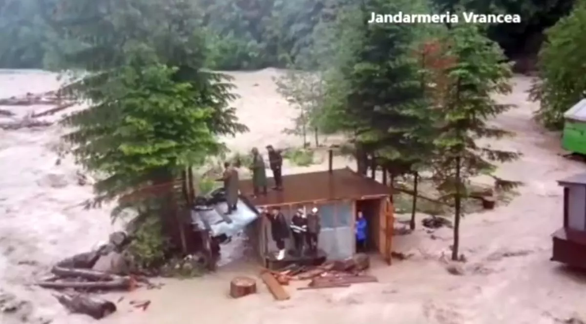 Salvamontiștii, supărați pe jandarmii din Vrancea, după o operațiune de salvare: „Jenantă atitudine, eroi la privit!”