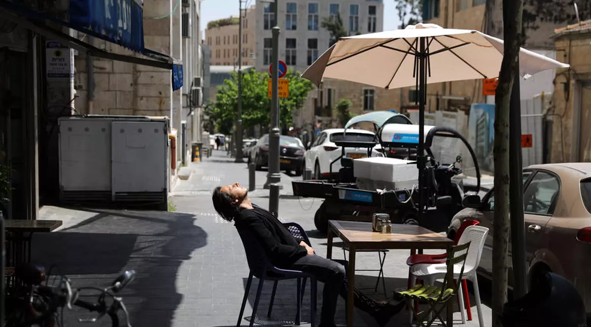 la obligaţia de a purta mască în locurile publice închise, una din ultimele măsuri în vigoare în statul evreu în cadrul luptei împotriva pandemiei de COVID-19, notează AFP.