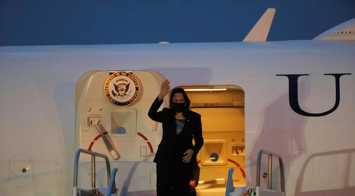Avionul vicepreşedintei SUA, Kamala Harris, s-a întors la sol, din cauza unei probleme tehnice. „Am spus o mică rugăciune, dar suntem bine"