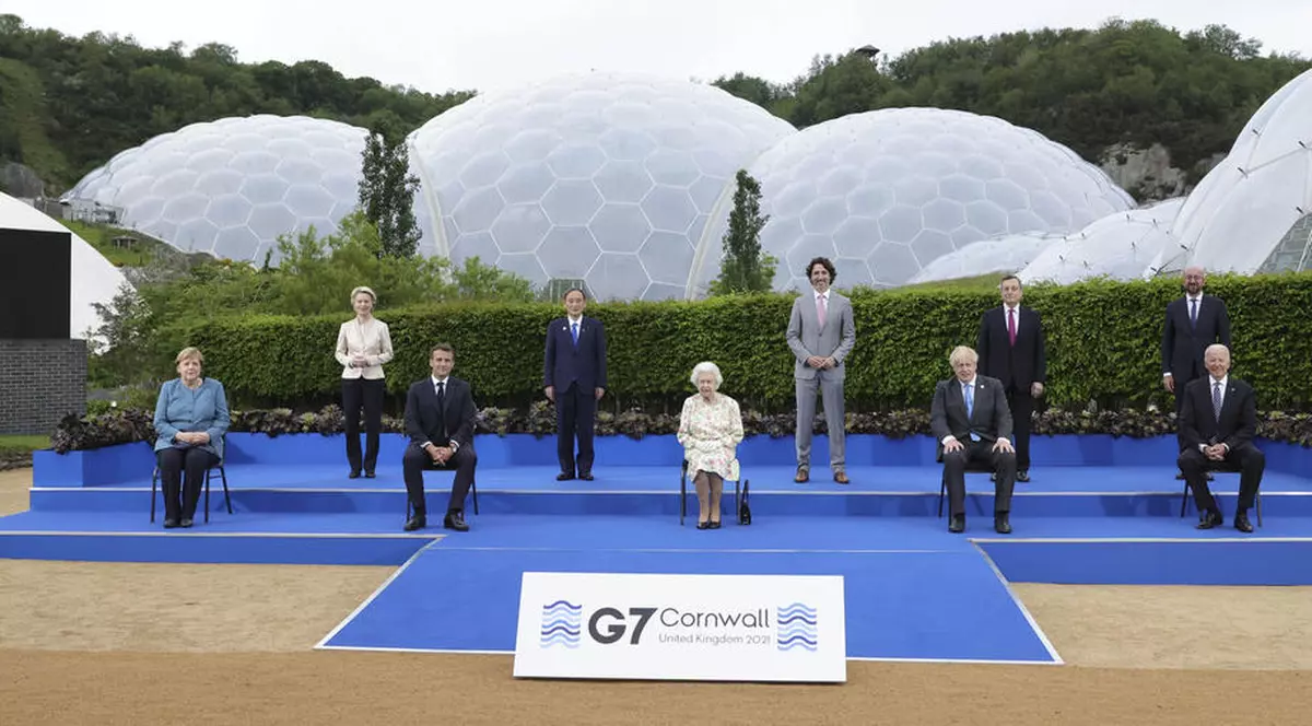 Regina Elisabeta a II-a, la fotografia de grup cu liderii G7: „Ar trebui să arătăm de parcă ne-am simţi bine?”