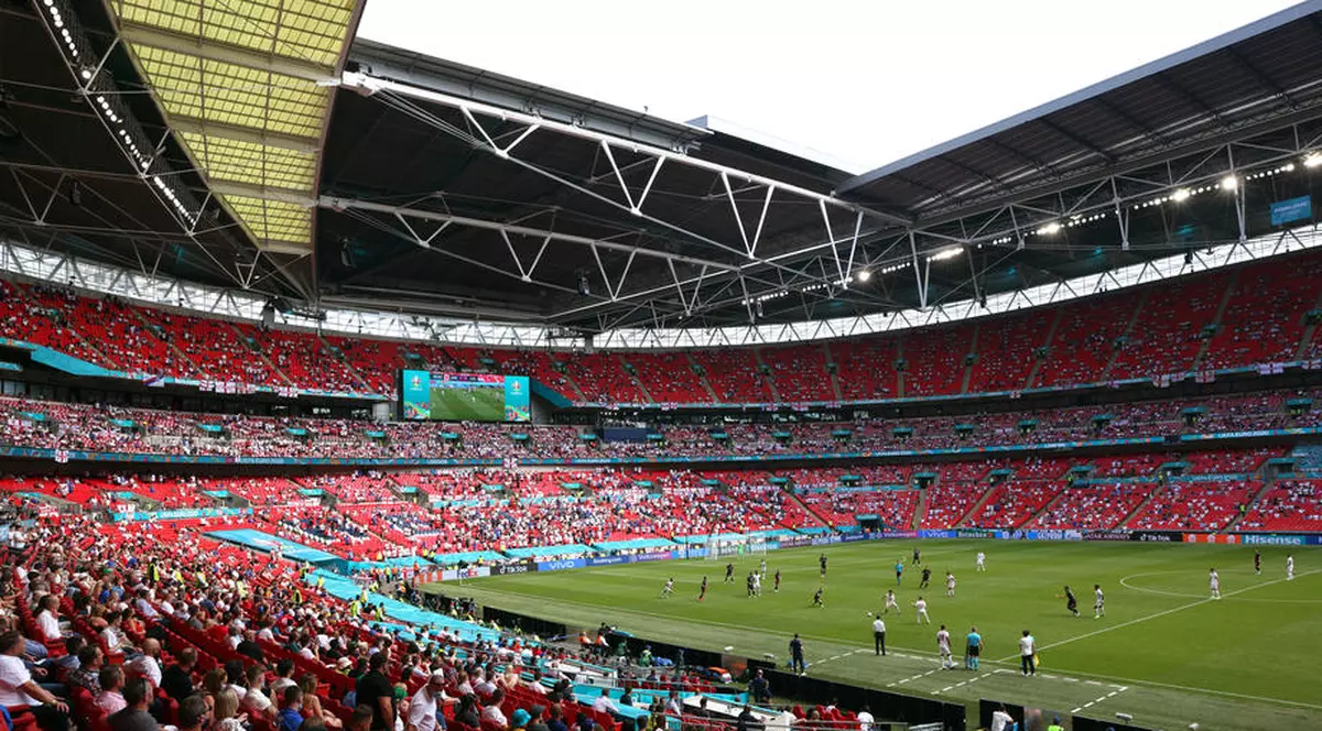 Un suporter de la meciul Anglia-Croația a căzut din tribună. A fost transportat la spital în stare gravă