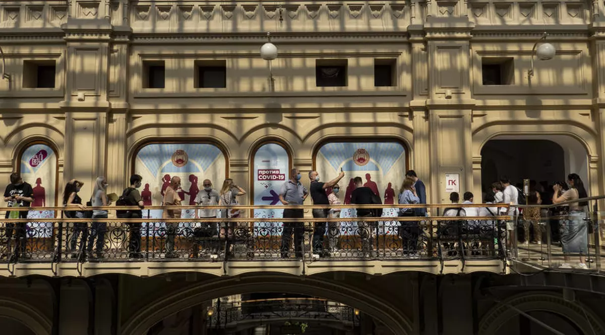 Cozi la vaccinarea anti-COVID în Moscova, după ce imunizarea a devenit obligatorie pentru angajații din sectorul serviciilor