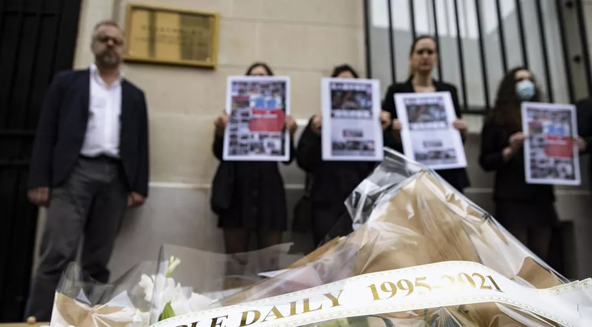 Redactorul-șef al publicației pro-democrație Apple Daily a fost arestat pe aeroportul din Hong Kong