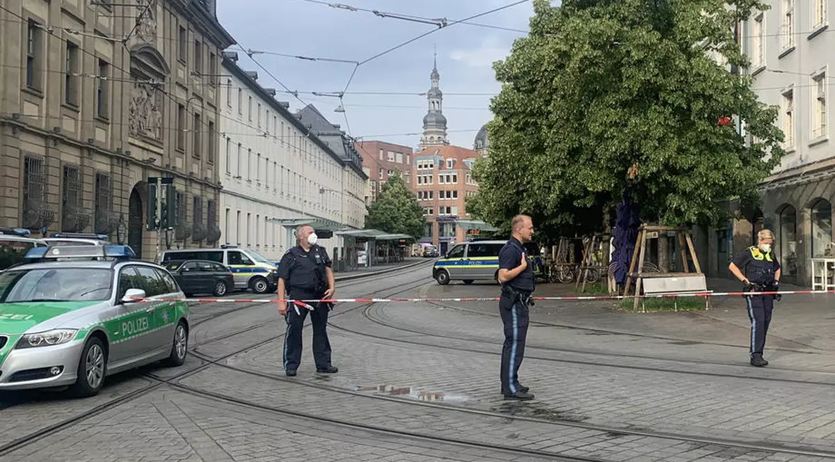 Trei persoane ucise într-un atac cu cuţitul în Germania. Ucigașul, oprit de trecători înarmați cu scaune și cu bâte