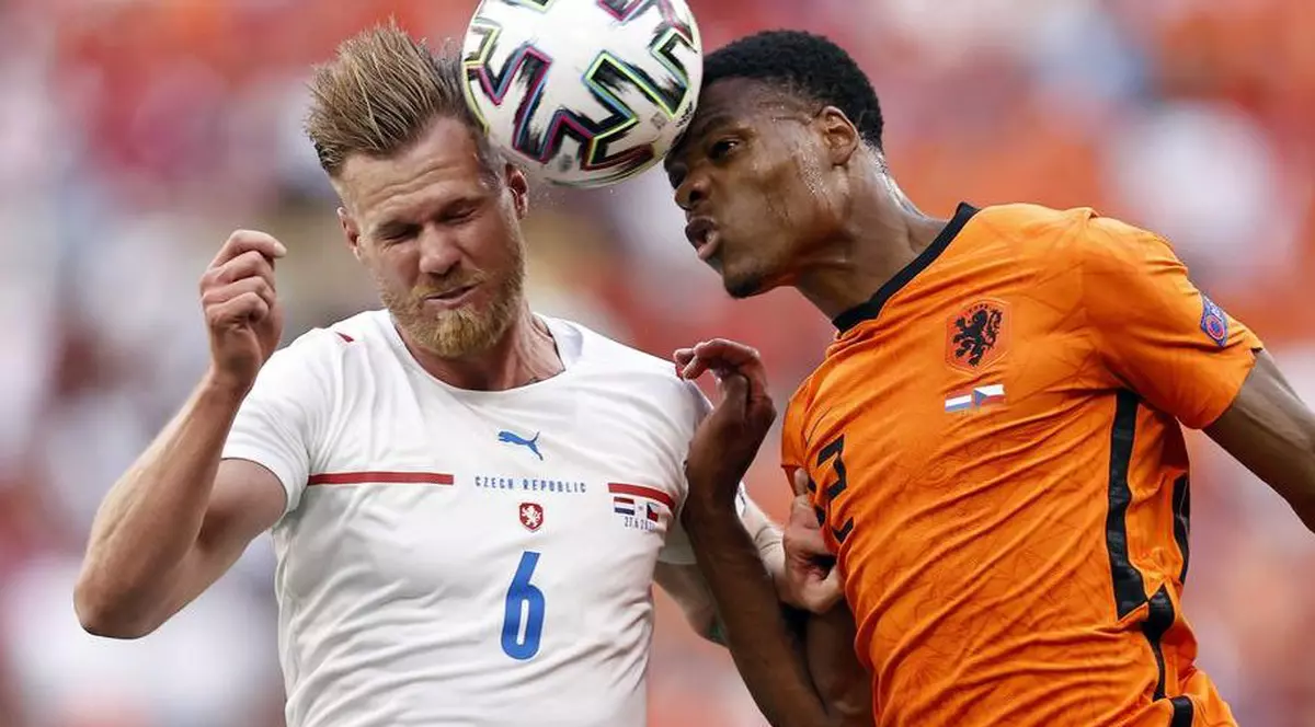 Fotbalistul ceh Tomas Kalas a purtat un „sutien inteligent” în meciul cu Portugalia. Ce are, de fapt, pe sub tricou