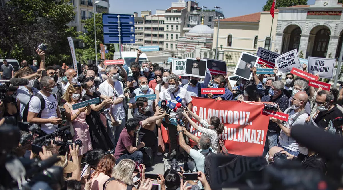 Zeci de jurnaliști au protestat în Turcia, după arestarea violentă a unui fotograf AFP