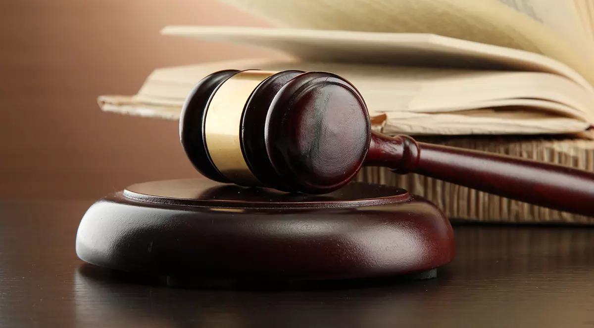 Justiția, prinsă în ofsaid. Un angajat de tribunal care falsifica și vindea sentințe continuă să lucreze în instanță, deși a fost condamnat