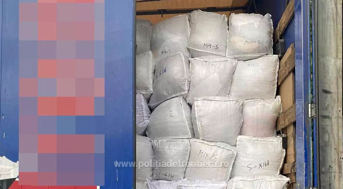 Peste 33 de tone de deşeuri textile şi aparate de cafea, oprite la intrarea în țară. Unde urmau să ajungă