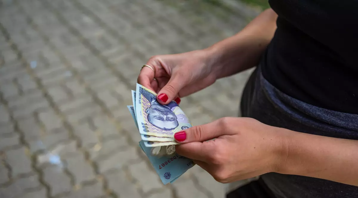 Un medic dă vina pe soacra unei paciente pentru șpaga primită după o naștere: „A introdus banii cu forța în buzunar”