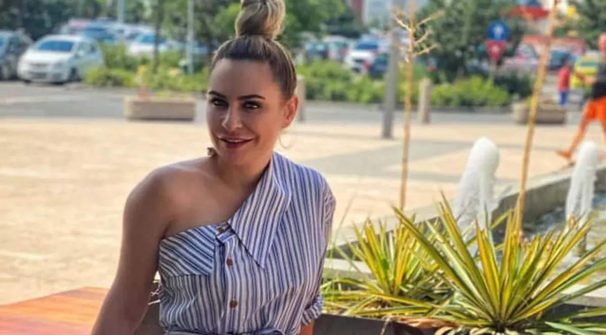 Primul job pe care l-a avut Adina Buzatu. „Imaginează-ți, taică-miu - o funcție importantă, maică-mea -  director de liceu”