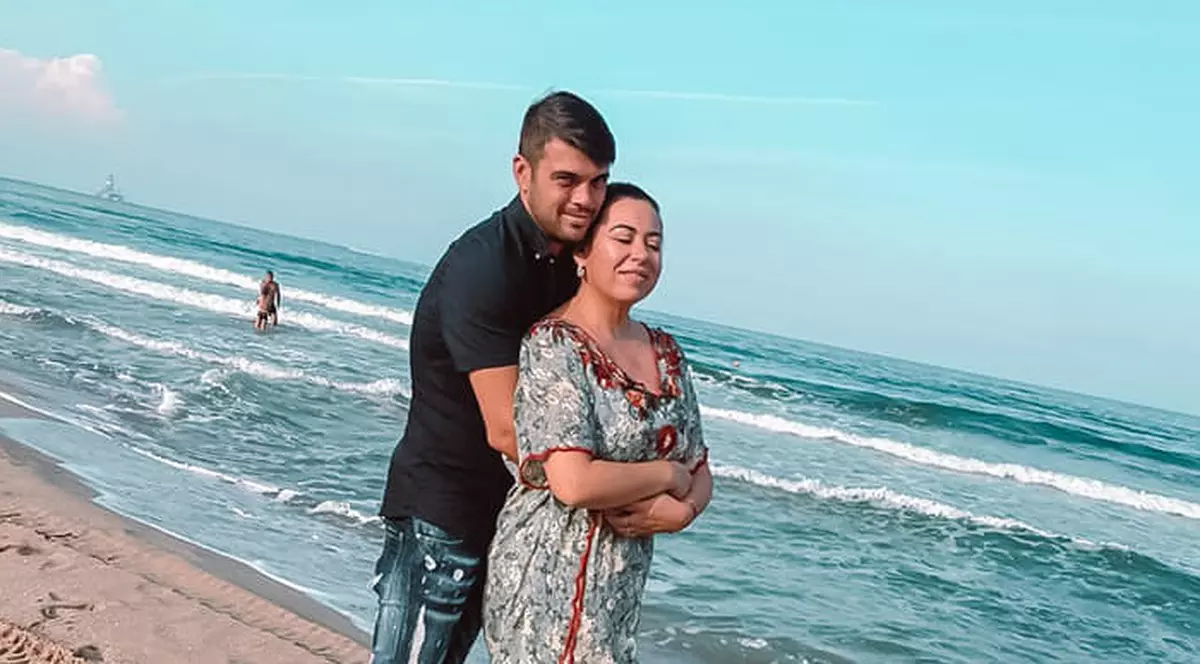 Oana Roman, în vacanță cu Marius Elisei și fiica lor. Cum s-a pozat vedeta la malul mării