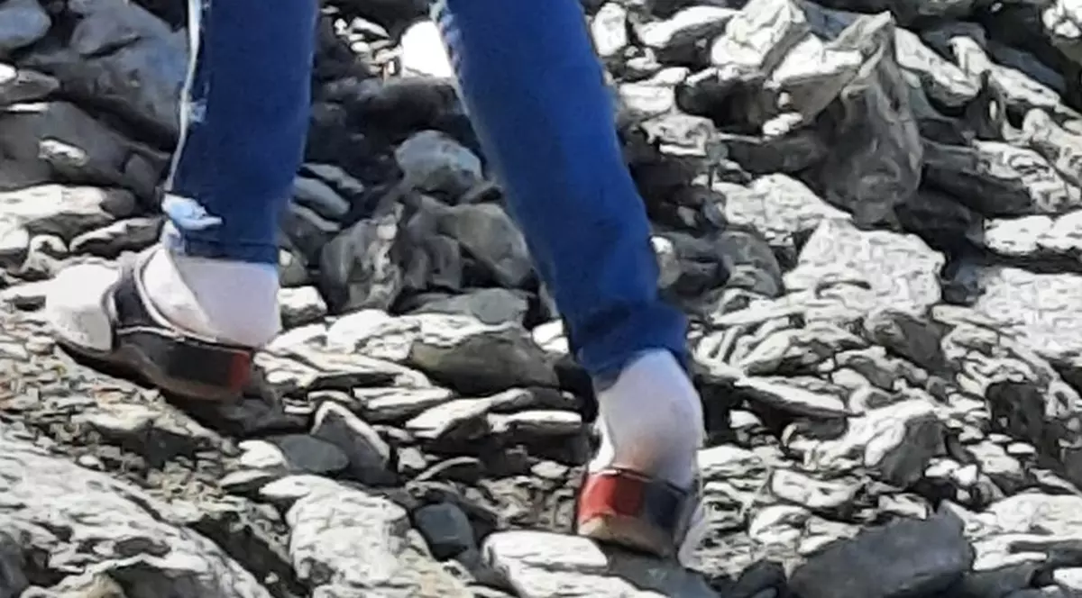 Turist în șosete și saboți, urcând pe un traseu dificil din Făgăraș. Reacția Salvamont România