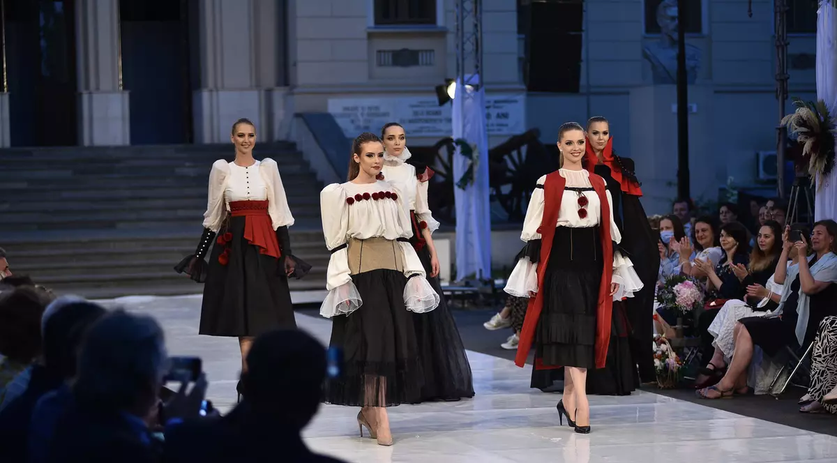 În ciuda acuzațiilor de abuz sexual anchetate de DIICOT, Kasta Morrely a defilat cu girul Primăriei Iași, al UE și al Armatei