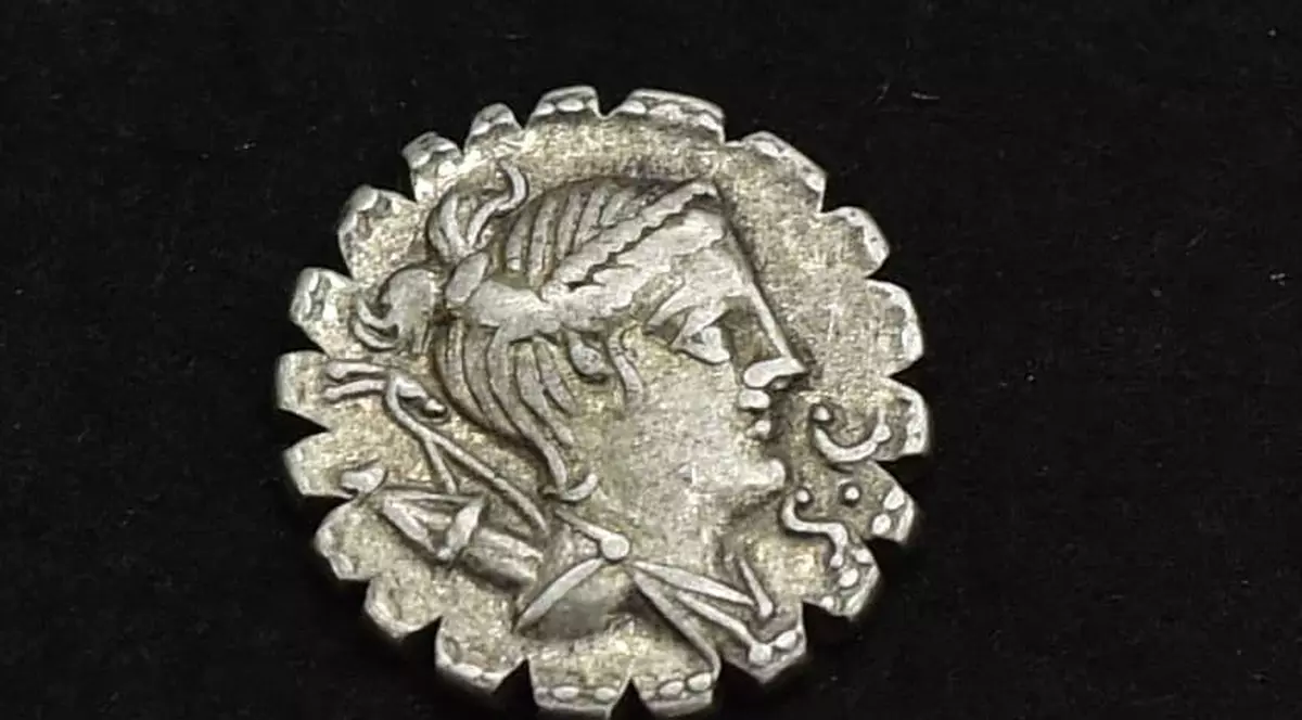 Un bărbat din Dolj a găsit în curte un tezaur roman vechi de 2.300 de ani