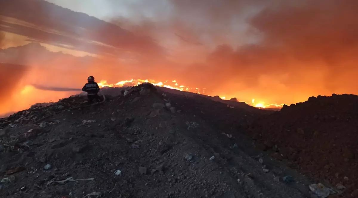 Incendiu la groapa de gunoi din Arad. Mesaj Ro-Alert emis de ISU
