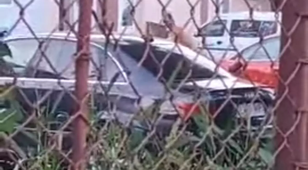 Un bărbat a distrus cu un topor mașina tatălui său, într-o parcare din Vâlcea