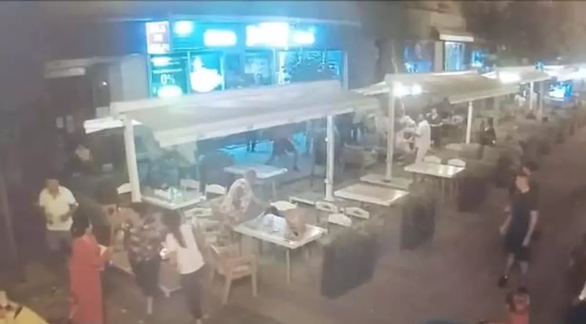 Bătaie generală, cu scaune aruncate, la o terasă din Timișoara. Polițiștii au deschis dosar penal