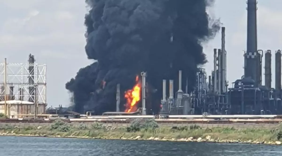 Mărturie de pe plaja din Năvodari după explozia de la Petromidia: „S-a auzit o bubuitură și apoi s-a văzut o ciupercă de fum”
