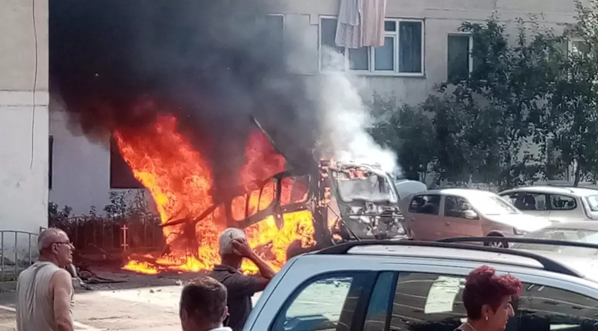 O dubă cu butelii de oxigen a explodat în Râmnicu Vâlcea. Două persoane au fost rănite și mai multe mașini, distruse