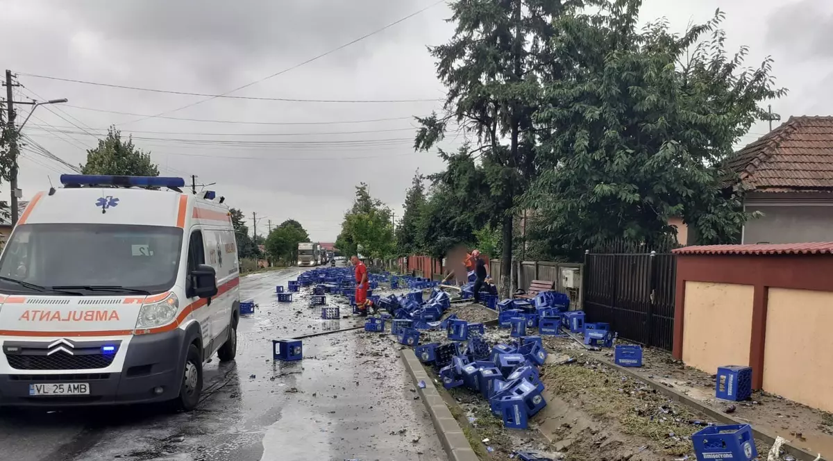 O femeie din Vâlcea, rănită, după ce zeci de lăzi cu bere au căzut dintr-un TIR