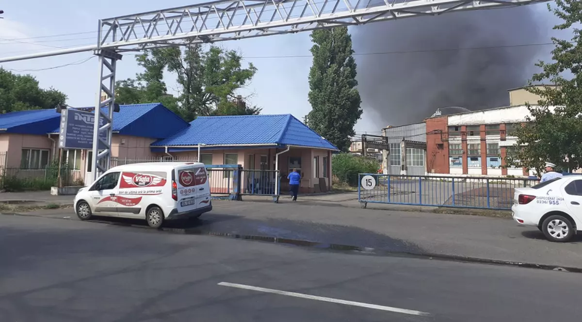Incendiu cu degajare mare de fum la o hală industrială din Galați. Ard materiale plastice