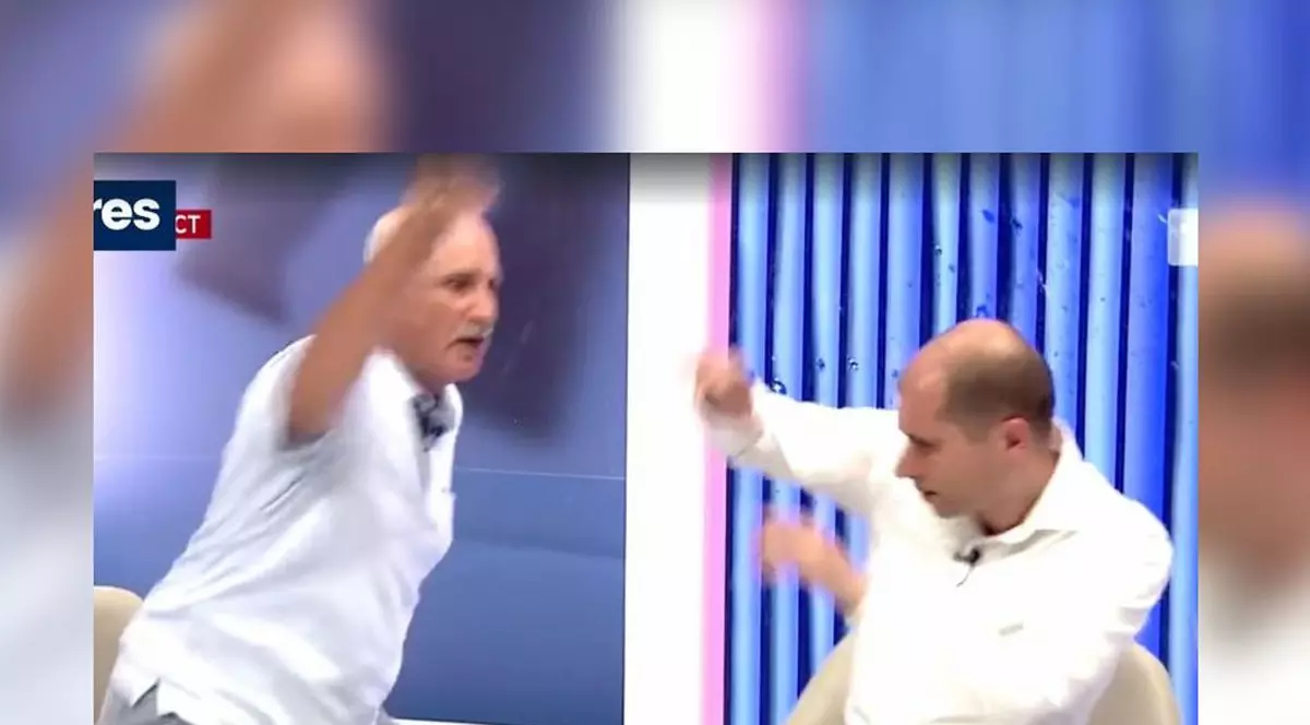 Doi politicieni din Republica Moldova s-au luat la bătaie, în direct, la TV. A fost nevoie de intervenția ambulanței